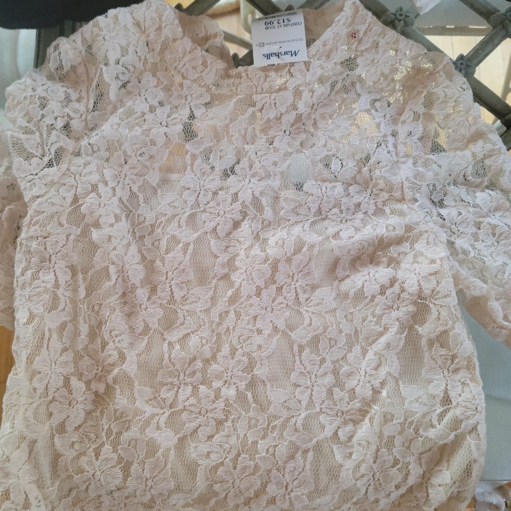 Cream lace Floral top size medium new with tags